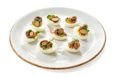 Фаршированные яйца с анчоусом и маринованным луком