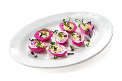 Нежные фаршированные яйца с трюфельным маслом