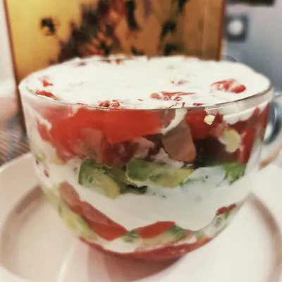 Салат с лососем, красной икрой и сливочным сыром (Сouches graisseuses)