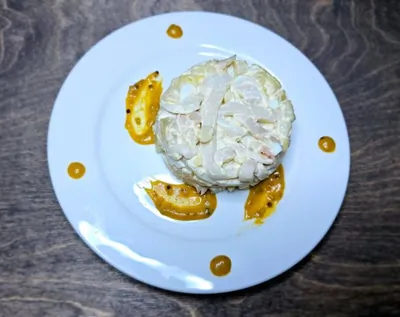 Кальмаровый салат с медово-горчичной заправкой