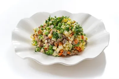 Классический оливье с мясом и яблоком