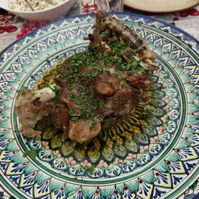 Запеченная баранья нога с чесноком