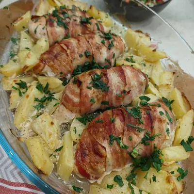 Куриное филе в беконе с чесноком