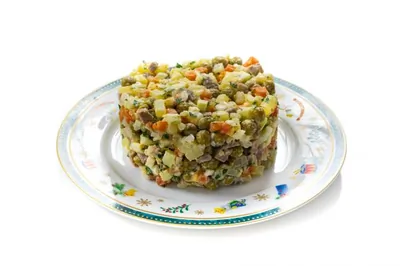 Классический оливье с языком и яблоком