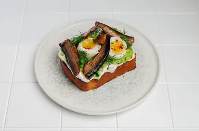 Бутерброд со шпротами и сливочным муссом