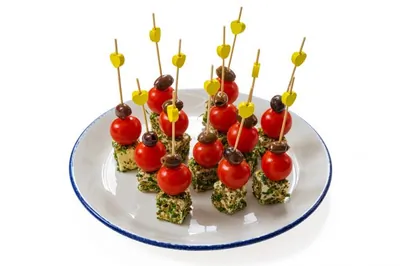 Канапе с пряной фетой и оливками