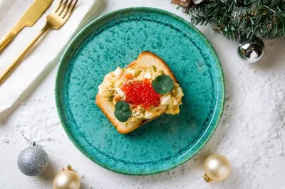 Оливье с лососем и красной икрой