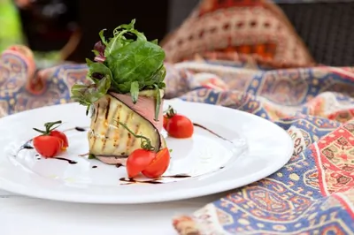 Салат с баклажаном и ростбифом