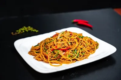 Жареная лапша с говядиной и перцем