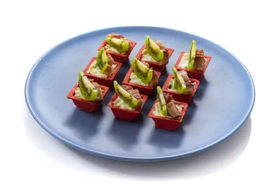 Тарталетки с селедкой и киви