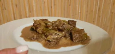 Говяжья печень тушенная с луком и маринованными огурцами