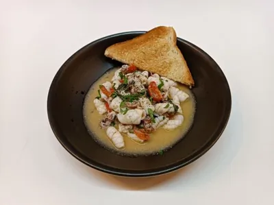 Жареные кальмары с чесноком и петрушкой