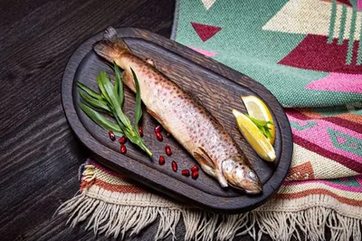 Севанская форель с томатами и мандаком