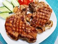 Свиная корейка, обжаренная с луком