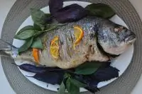 Дорада со свежим базиликом