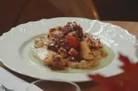 Стейк из цветной капусты с киноа и зеленым соусом