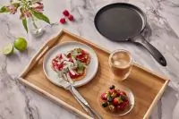 Оладьи с клубникой и кокосом