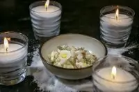 Оливье с копченой треской и перепелиным яйцом