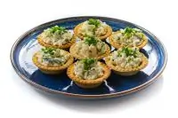 Тарталетки с курицей и свежим огурцом