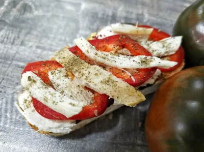 Брускетта с курицей