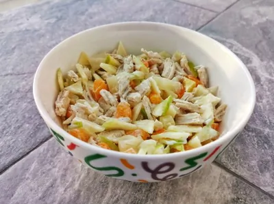 Салат с курицей и ананасом