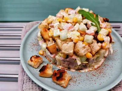 Салат с кукурузой и сухариками