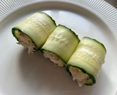 Рулетики из огурца с тунцом