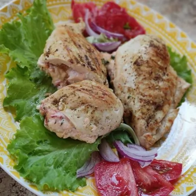 Куриное филе гриль с базиликом и помидором