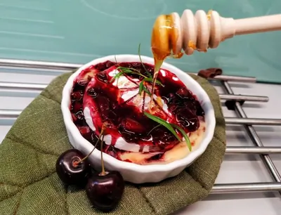 Сыр бри с черешней и медом