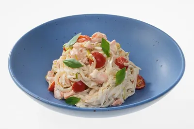 Пшеничная лапша с лососем и сливочным сыром