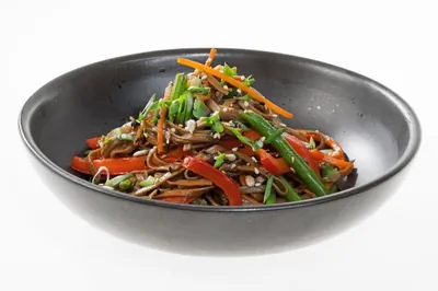 Весенняя лапша с овощами