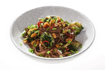 Гречневая лапша стир-фрай с брокколи и арахисом