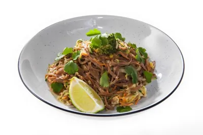 Гречневая лапша с зелеными овощами в кокосовом соусе