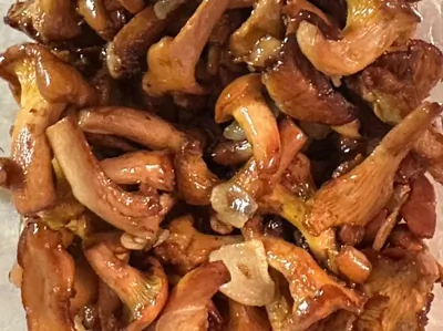 Жареные лисички с чесноком