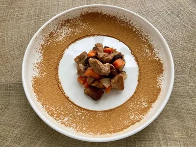 Индейка с черносливом и корицей в духовке