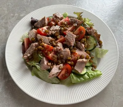 Салат с тунцом и чечевицей