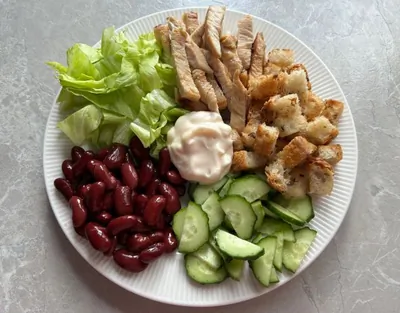 Салат с консервированной фасолью и индейкой