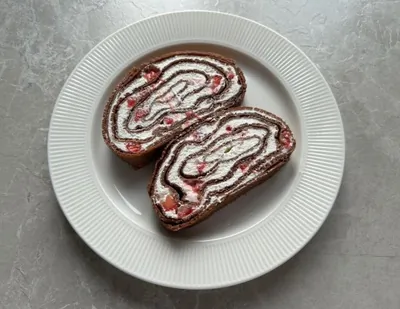 Блинный рулет с клубникой