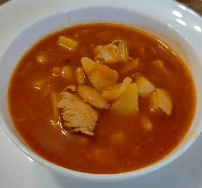 Томатный фасолевый суп с курицей