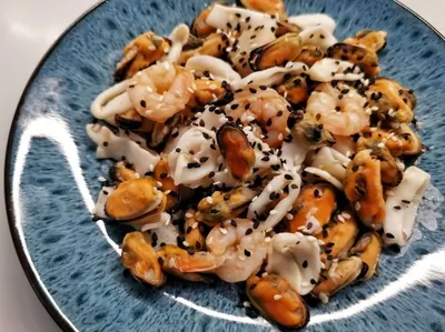 Морской коктейль на сковороде