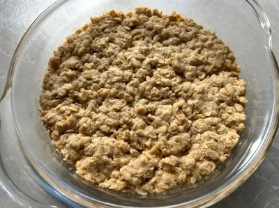 Крамбл с яблоками и овсянкой