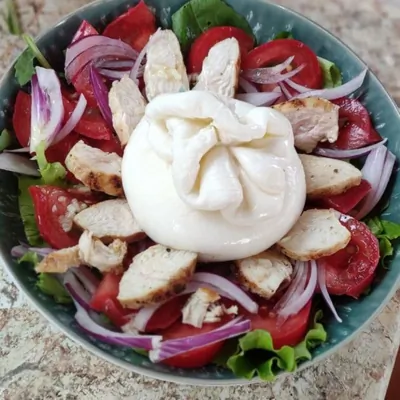 Салат с бурратой, помидорами и курицей гриль