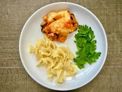 Мидии в томатно-сливочном соусе с сыром и пастой