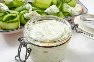 Заправка из феты с мятой для салата со свежими огурцами