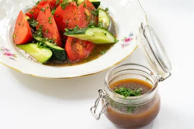 Заправка для свежего салата из дачных овощей