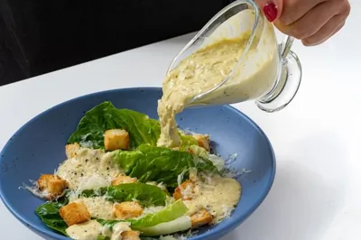 Правильная заправка для салата «Цезарь»