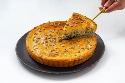 Заливной пирог с яйцом и зеленым луком