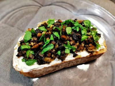 Брускетта с грибами и баклажаном