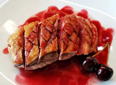 Утка конфи с соусом из черешни