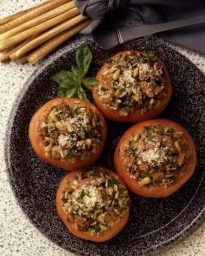 Итальянские фаршированные ризотто помидоры с шафраном и базиликом